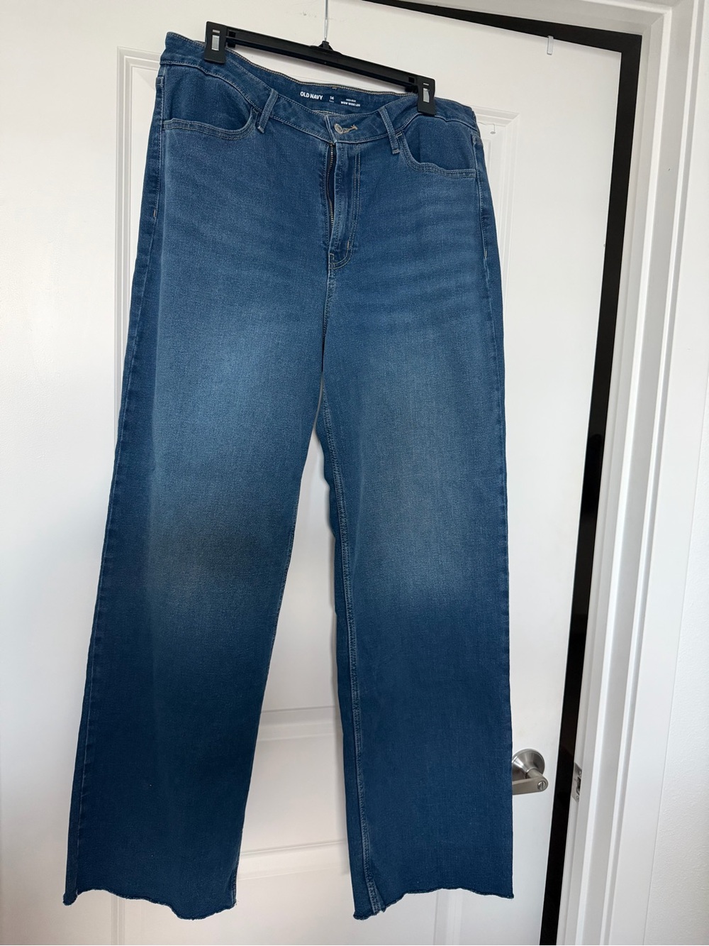Old Navy Women's Straight Jeans in Medium Blue Wash